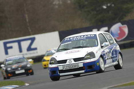 Kasper Jensen har i år lagt sig i spidsen af Fleggaard Renault Clio Cup og sat Per Poulsen (sort bil) ned på andenpladsen.